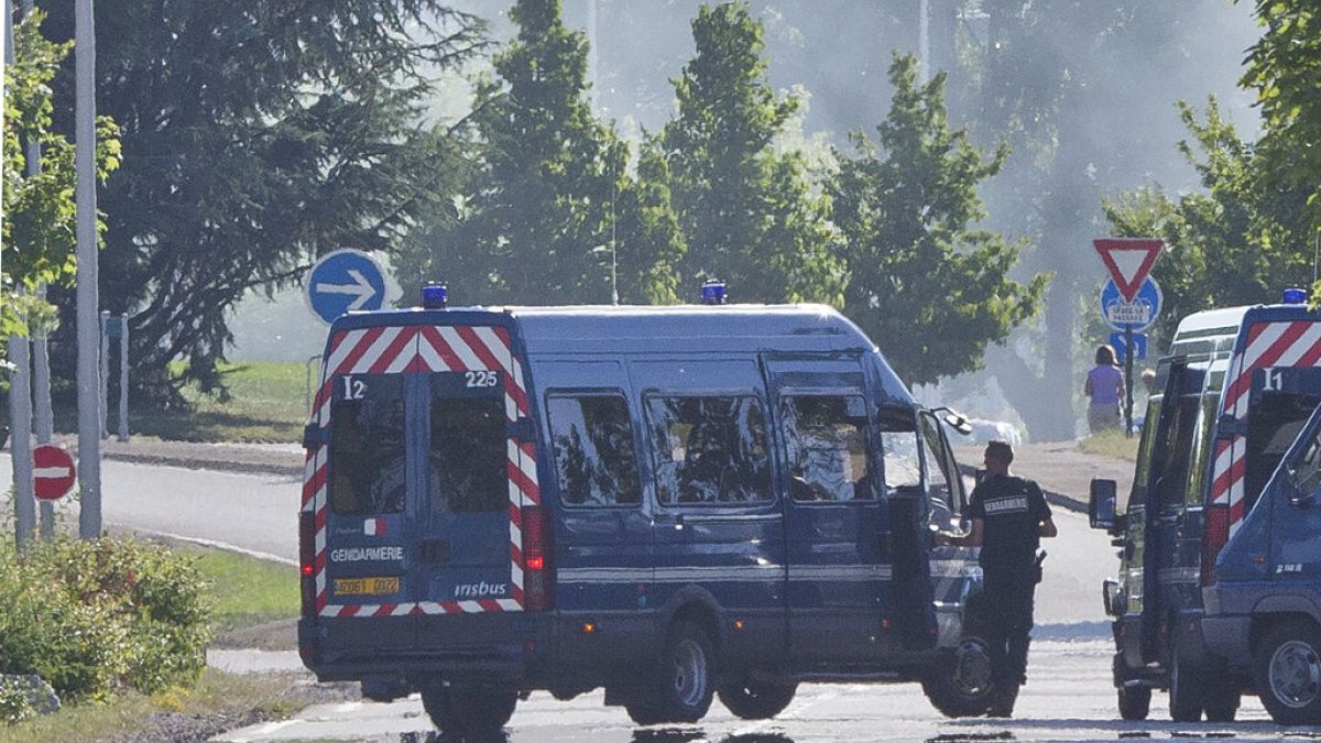 Fransa'da cezaevi nakil aracına silahlı saldırı;  İki polis öldü, bir mahkum firar etti