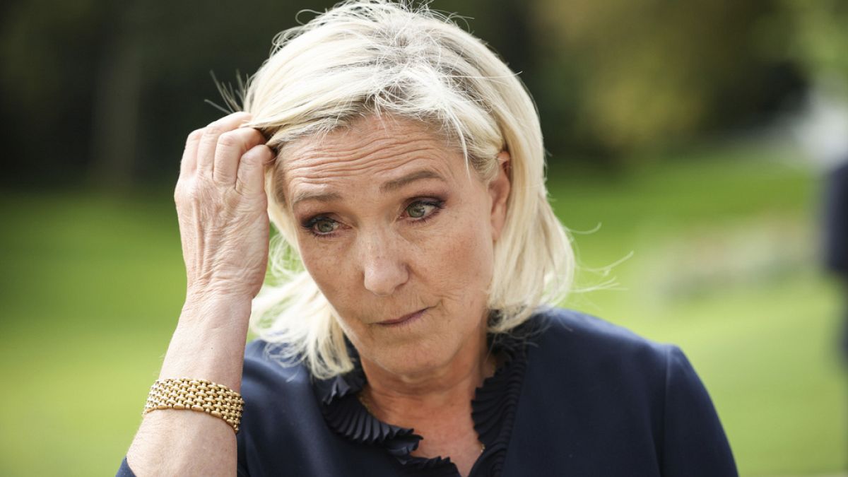 Marine Le Pen, babasının neo-Nazilerle şarkı söylerken görüntülenmesinin ardından yasal işlem başlatacak