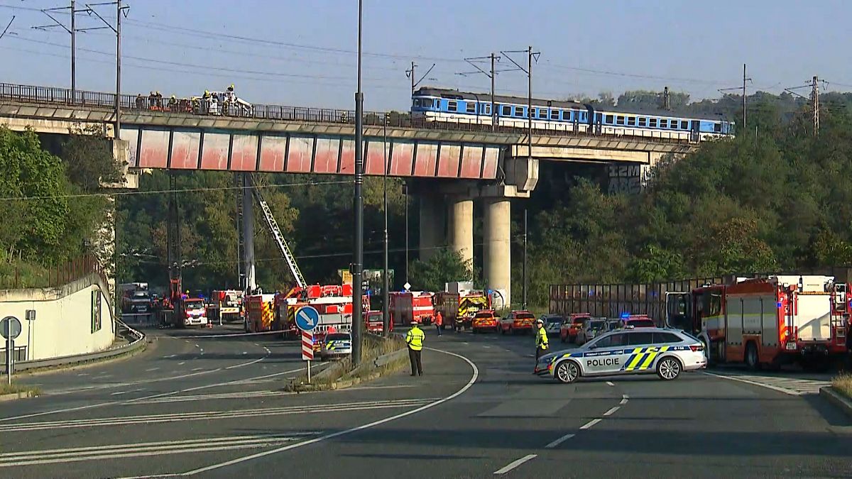Video. Prag'da yolcu treni ile yük treni çarpıştı: 25 yaralı