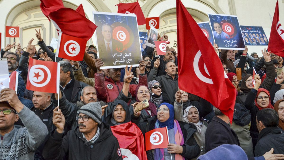 Tunuslular muhaliflerin serbest bırakılmasını ve adil başkanlık seçimlerini protesto etti