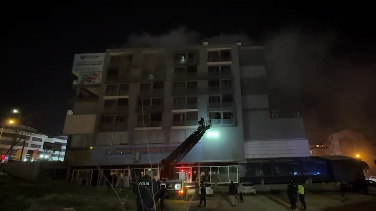 Denizli'de 7 -Storey Binasında Ateş: Okumalar Kurtarılmayı Bekliyor