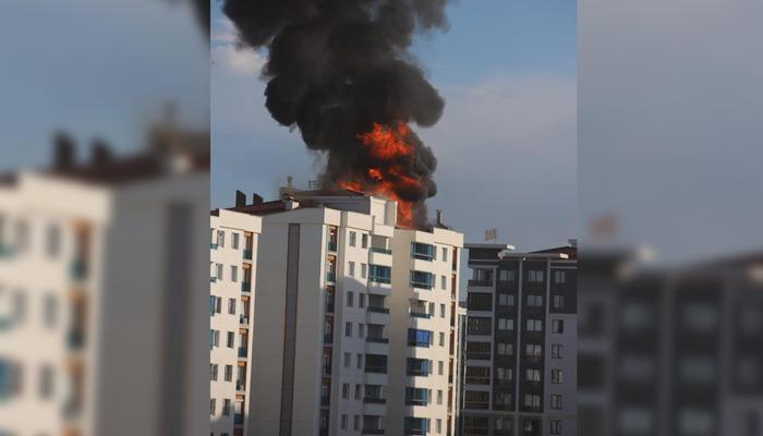 Diyarbakır'da itfaiyeciler alevlerin arasında kaldı!  İtfaiyecilerden biri yere düştü
