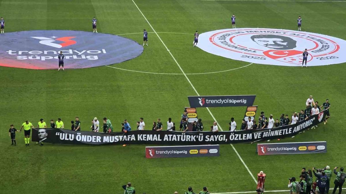 Galatasaraylı futbolcular sahaya 10 Kasım pankartıyla çıktı