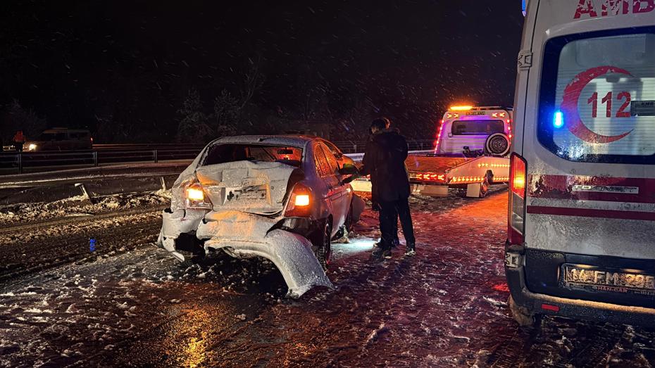 Kar yağışı kazaya neden oldu: TEM'de 7 araç çarpıştı.