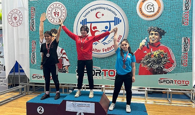 Bolu'da düzenlenen 15 yaş altı Türkiye halter şampiyonasında Nevşehir Belediyesi sporcuları 3 gümüş ve 1 bronz madalya kazandı - SPORT