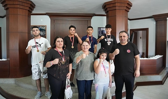 Didim Arena Boks Kulübü Antrenörü Milli boksör Dinçer Çankaya ve boks şampiyonları Didim Belediye Başkanı Hatice Gençay'ı ziyaret etti - SPORT