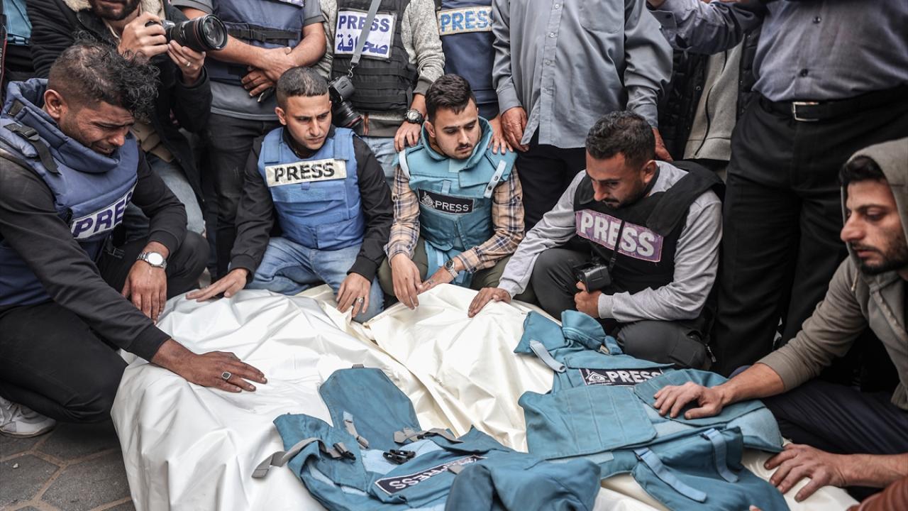 İsrail'in Gazze'de bir yılda öldürdüğü gazeteci sayısı, dünyada her yıl öldürülen gazeteci sayısının iki katı.