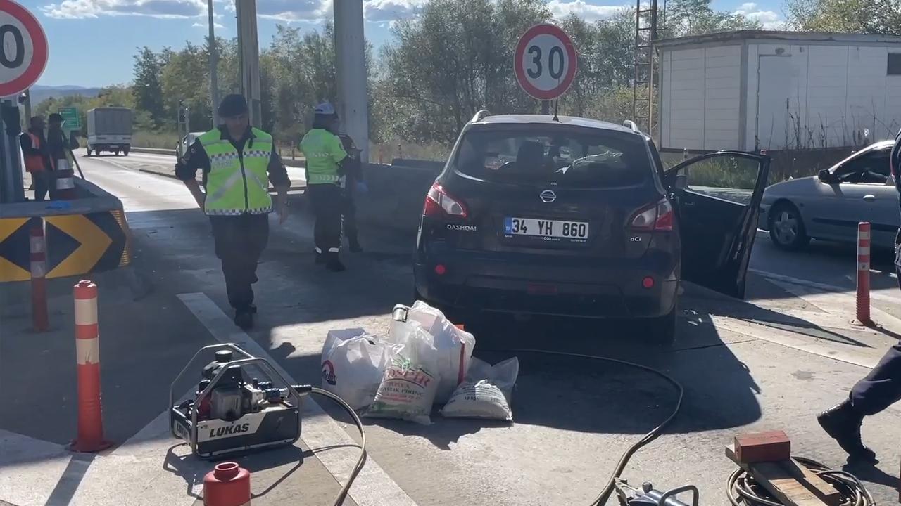 Gişe bariyerine çarpan otomobilin sürücüsü hayatını kaybetti