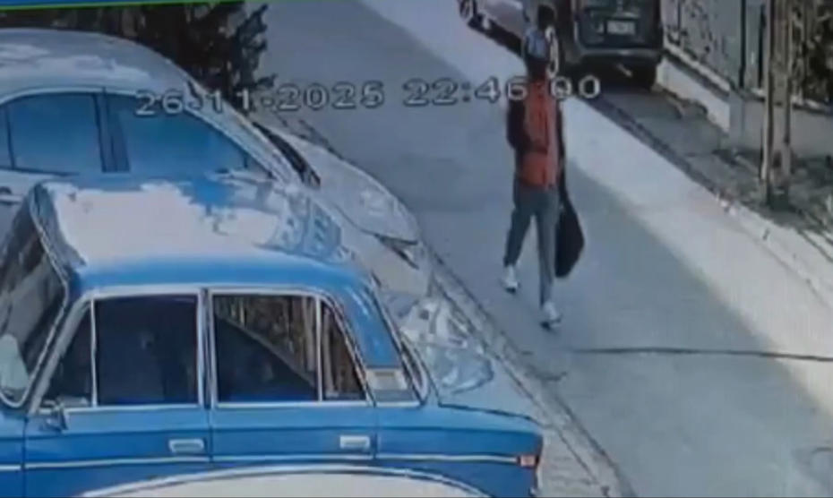 Akraba kışkırtmasıyla bıçaklı hırsız altınları alıp kaçtı, ev sahibi odada mahsur kalıp canını zor kurtardı.