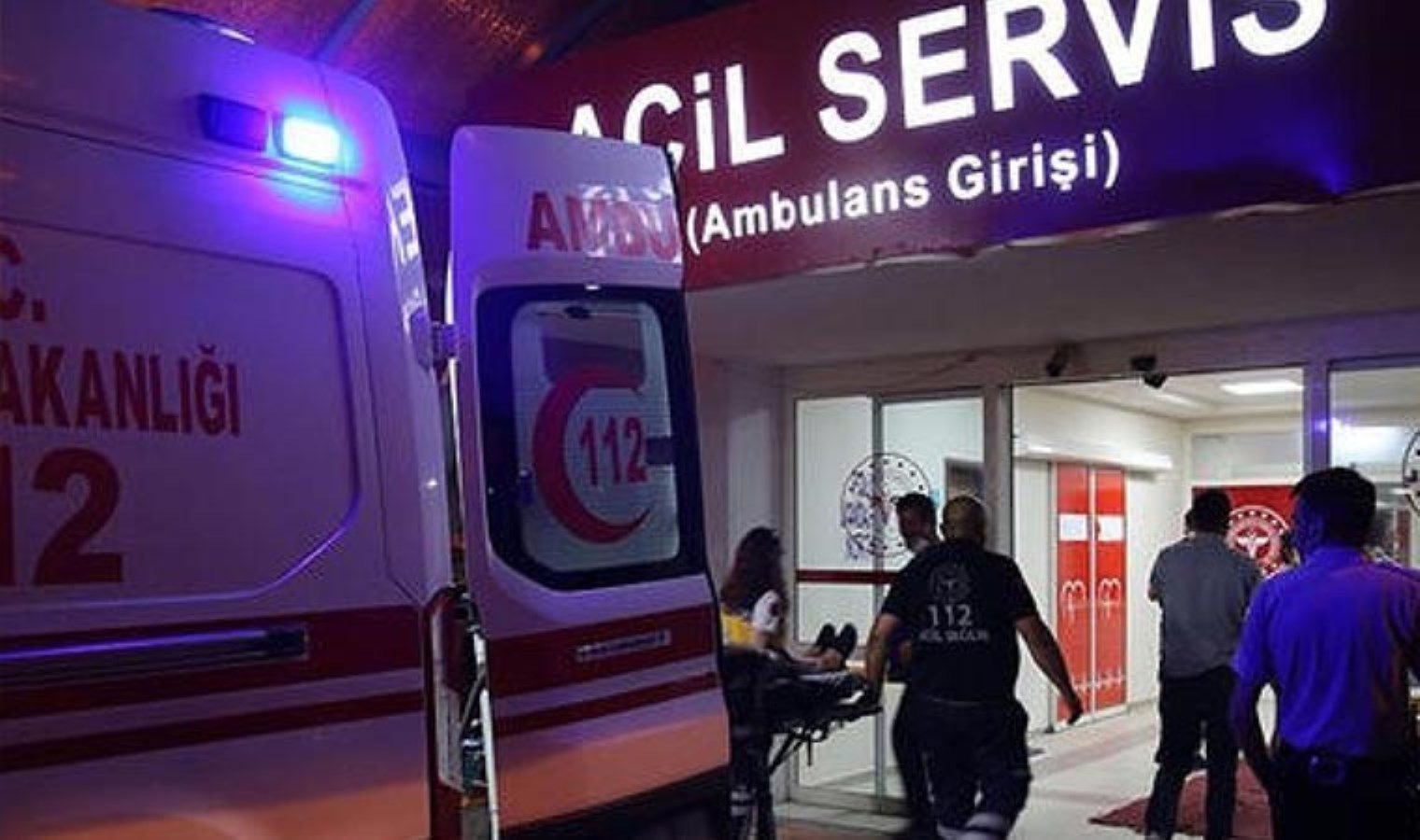 Erzincan'da korkunç kaza... Hendeğe devrilen otomobilde 7 kişi yaralandı - Son Dakika Türkiye Haberleri