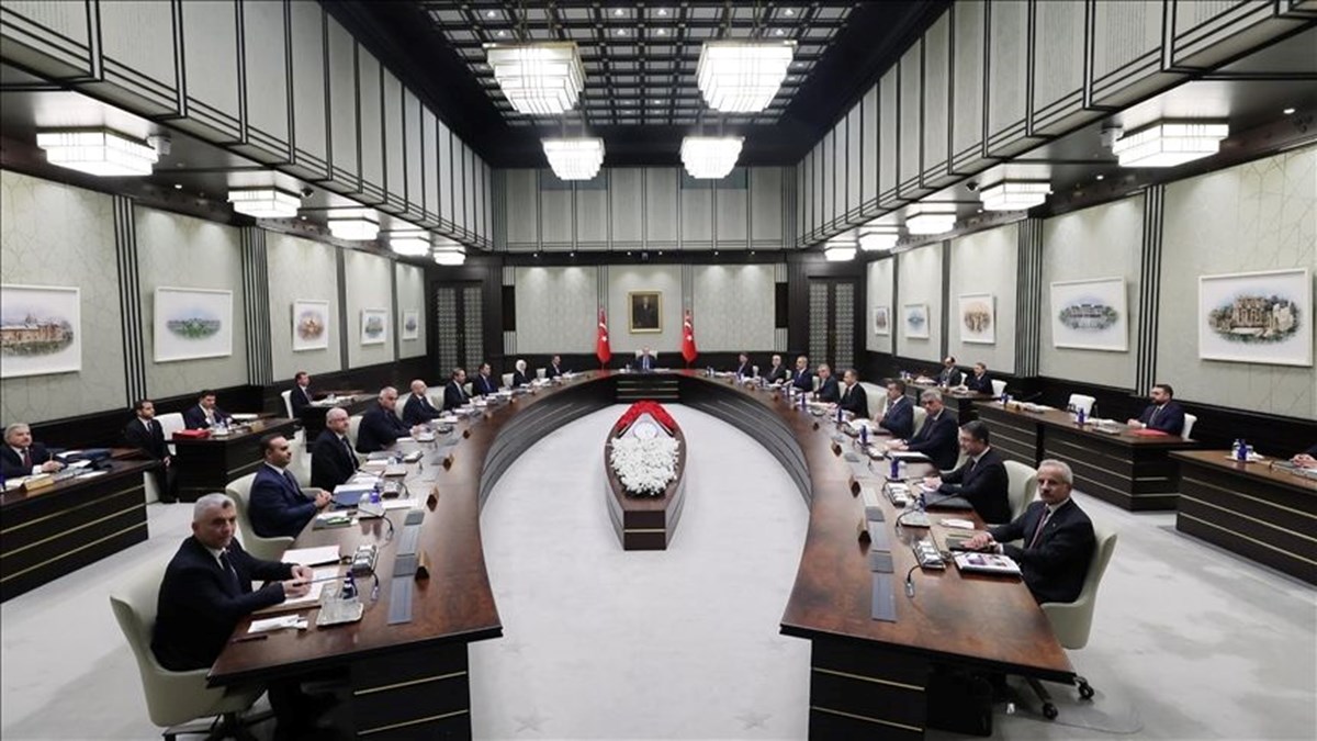 Memur maaşları ve emekli maaşlarına daha fazla zam gelmesini bekleyenlerin gözü kabinenin kararlarında: Kabine ne zaman toplanacak? Emeklilere ve kamu çalışanlarına sosyal yardım kotası verilecek mi?
