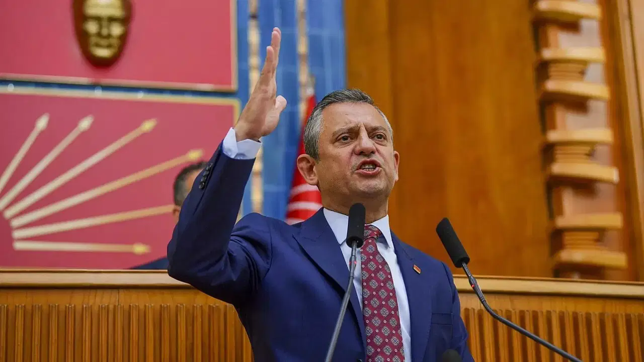 Özgür Özel'den Direnen Öğretmenlere Destek: 'AK Parti, Devletin Polisini Kendi Beceriksizliğine Kalkan Yapmaya Çalışıyor'