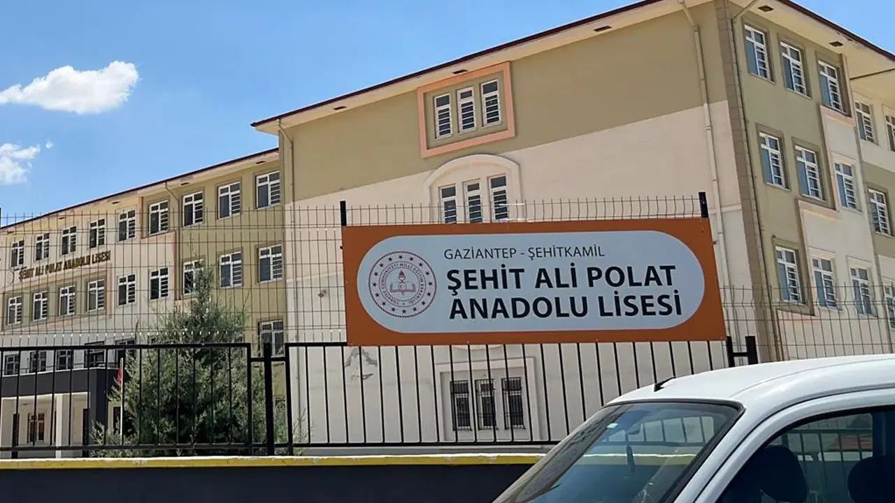 Gaziantep'te Kâğn Günü Kan Aktı: Parkta Bıçaklı Saldırıda Lise Öğrencisi Ağır Yaralandı
