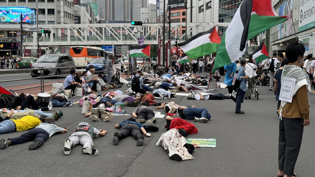 Tokyo'da Gazze hastanelerinde ölenleri temsilen gösteri düzenlendi