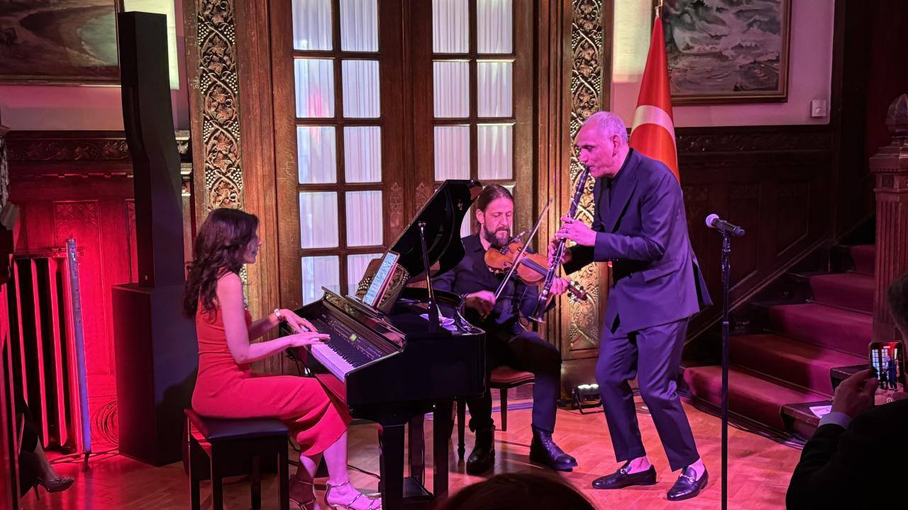 Atina konserinde Türkçe ve Yunanca şarkılar seyirciyle buluştu