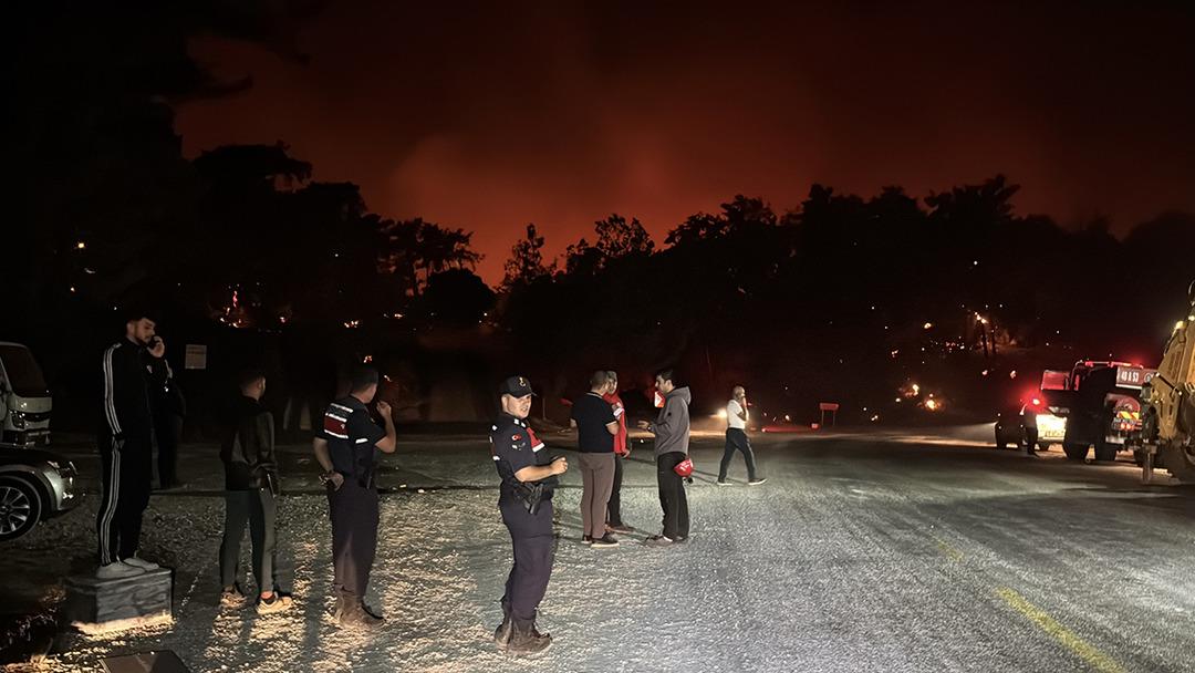 Antalya ve Mukla'daki orman yangınları! Alevler mahalleleri kuşattı, evlere atladı ... 4