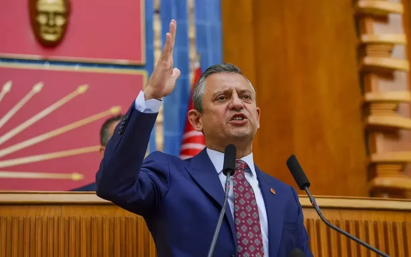 Özgür Özel'den Direnen Öğretmenlere Destek: 'AK Parti, Devletin Polisini Kendi Beceriksizliğine Kalkan Yapmaya Çalışıyor'