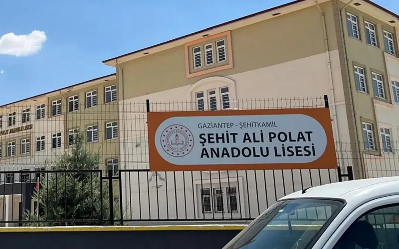 Gaziantep'te Kâğn Günü Kan Aktı: Parkta Bıçaklı Saldırıda Lise Öğrencisi Ağır Yaralandı